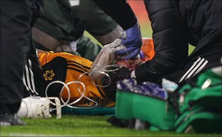 Raúl Jiménez sufre impactante choque de cabezas; fue trasladado al hospital