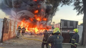 Se registra incendio en predio de Cuautitlán Izcalli en donde se almacenaban llantas; fuego está bajo control