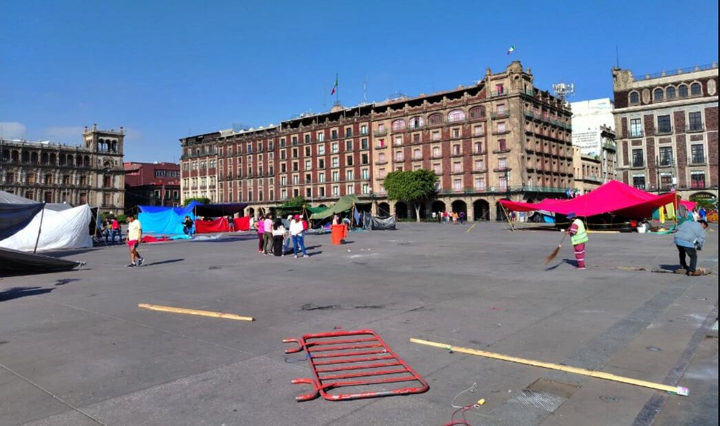 Maestros de la CNTE continúan con el retiro de su plantón que mantenían desde el pasado 15 de mayo en el Zócalo de la Ciudad de México, el 7 de junio de 2025. Foto: Eduardo Dina/EL UNIVERSAL