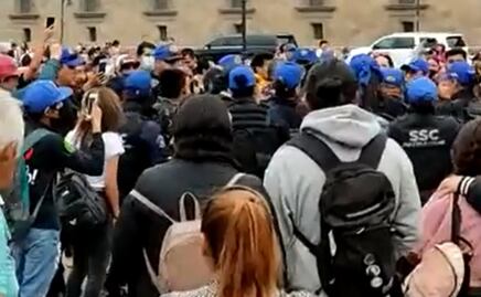 5 policías resultan heridos durante riña con vendedores ambulantes en el Zócalo VIDEO