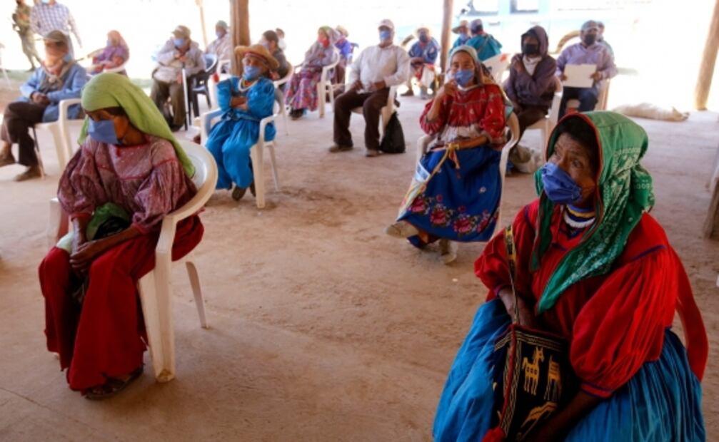 Indígenas wixárika caminan 4 horas para vacunarse contra Covid-19 bajo el asedio del narco en Jalisco