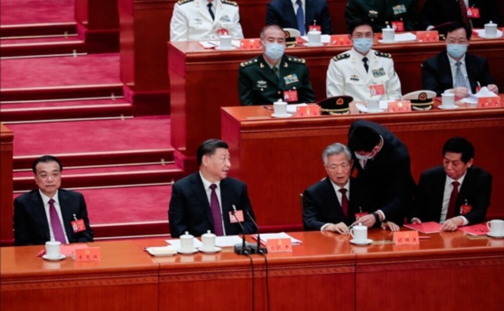 Expresidente chino Hu Jintao salió de cónclave del Partido Comunista por un malestar, dicen medios oficiales