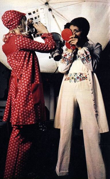 Dos estampados típicos de la década de 1970 fueron los lunares (izq.) y los motivos étnicos (der.). Pinterest.