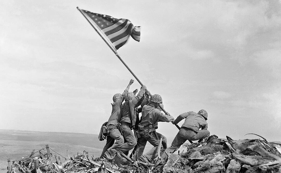 La foto más conocida de la batalla de Iwo Jima presenta a un total de seis soldados estadounidenses levantando su bandera. Foto: Joe Rosenthal.