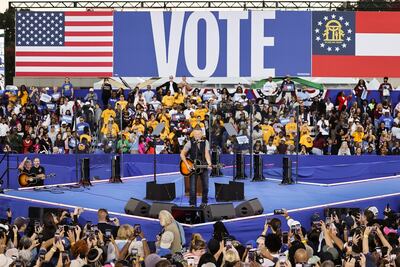 Springsteen dice que Trump quiere ser un "tirano" en un mitin de Harris con Obama