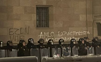 Manifestantes por el Día de la Resistencia Indígena realizan pintas en Palacio Nacional