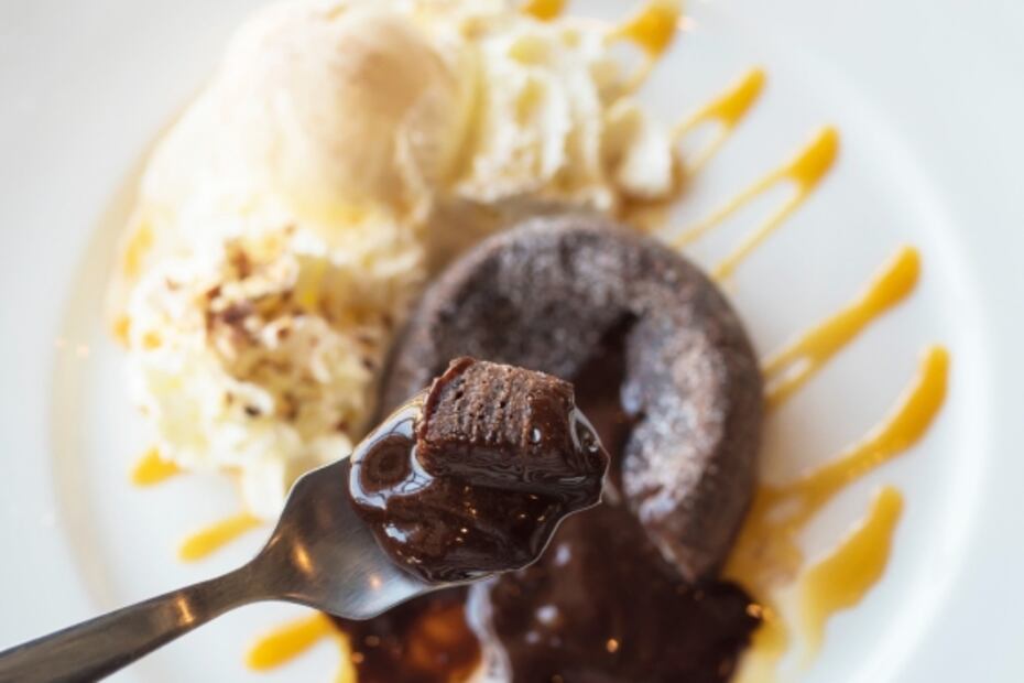 Prepara un postre romántico para el 14 de febrero: pastel lava de chocolate