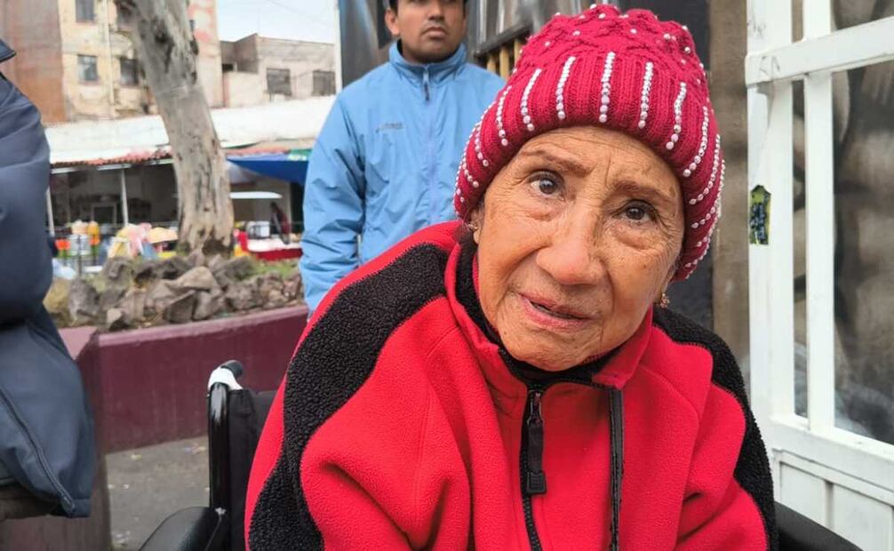 Guadalupe López será la primera persona en emitir su voto. Llegó desde las 7 de la mañana. Foto: Antonio López / EL UNIVERSAL