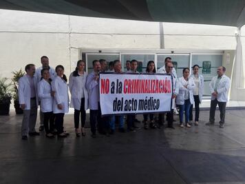Médicos protestan por la "no criminalización" en BCS