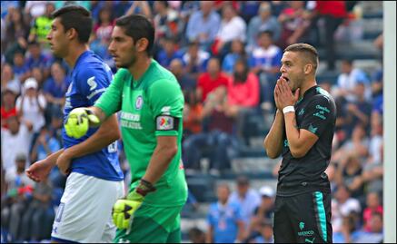 Jonathan Rodríguez, de Santos, hace seña a afición Azul