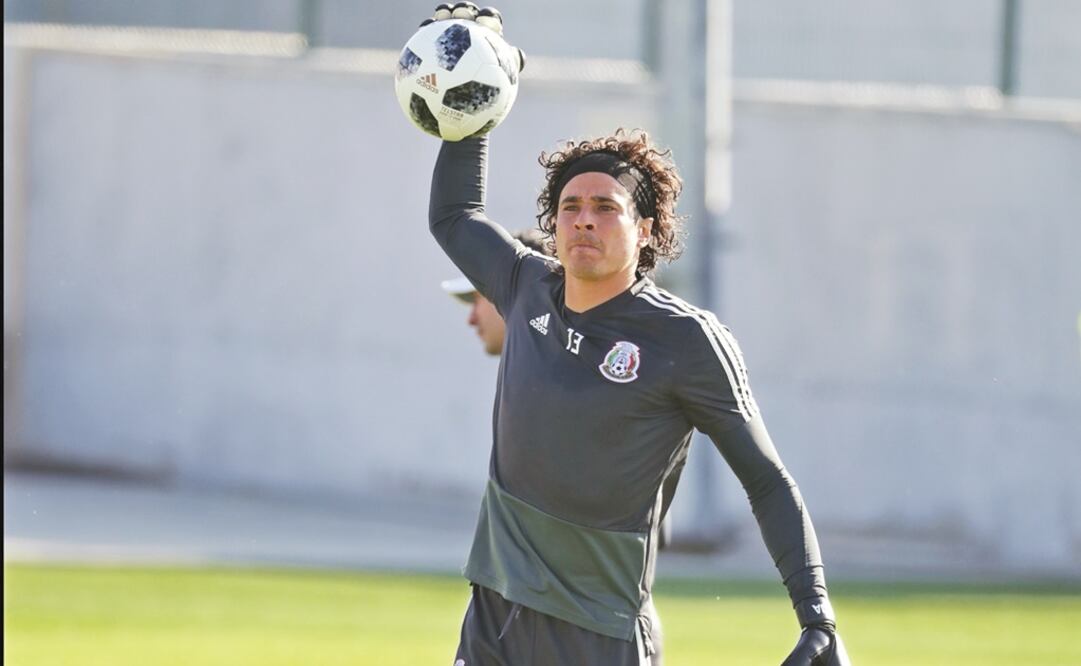 Ochoa levanta la cara después de recibir tres goles ante Suecia. Foto: LUIS CORTÉS. EL UNIVERSAL