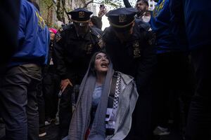 Policía de Nueva York frustra complot contra activista propalestina; arresta a hombre mientras armaba bombas molotov