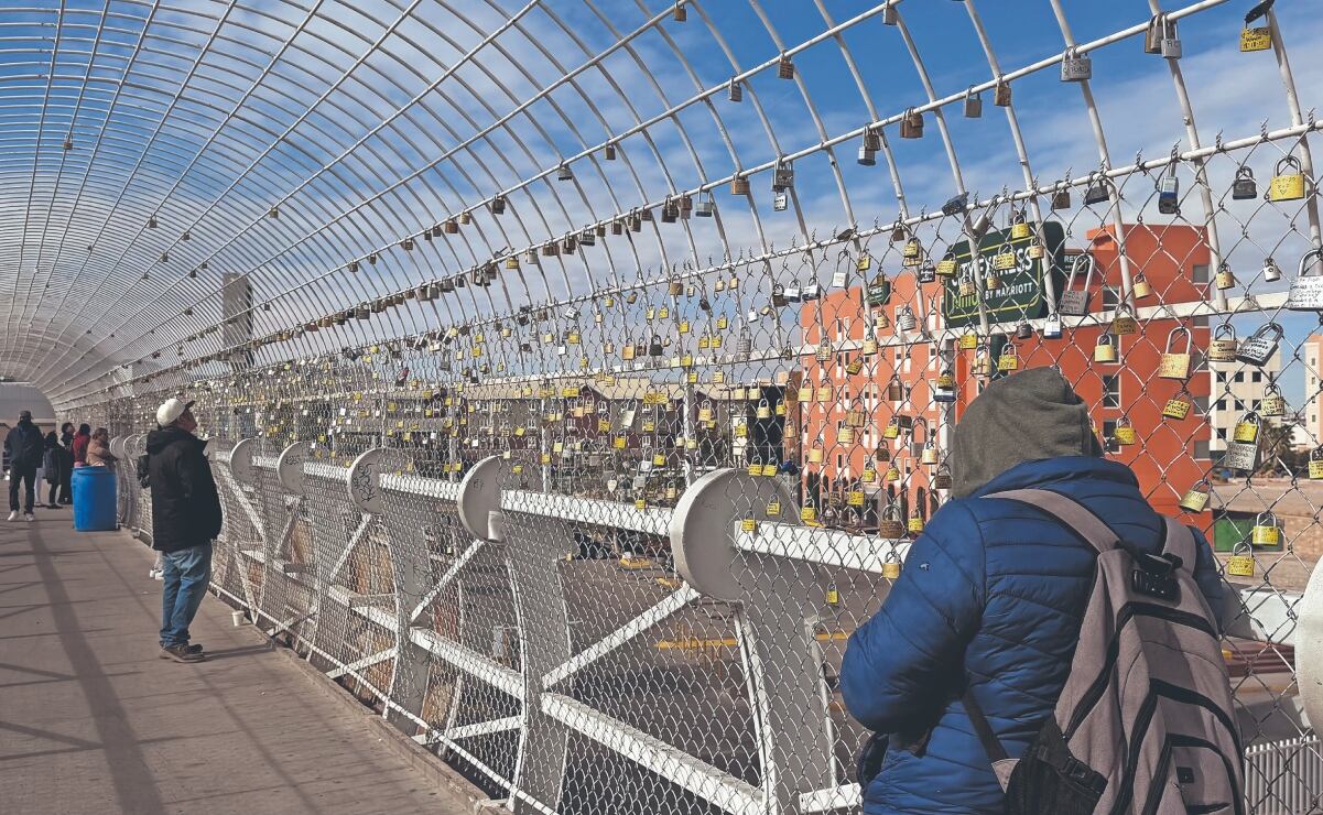 En este puente, frente al Consulado de Estados Unidos en Ciudad Juárez, decenas de personas han dejado su candado en agradecimiento. Foto: de Paola Gamboa. El Universal