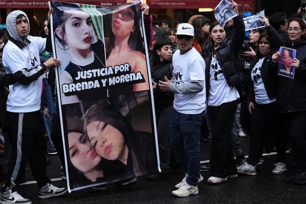 Varias personas sostienen una foto de Brenda del Castillo, Morena Verdi y Lara Gutiérrez, mientras protestan por su tortura y asesinato, que las autoridades atribuyen a bandas de narcotraficantes, durante una manifestación convocada por grupos feministas en Buenos Aires, Argentina. Foto: AP