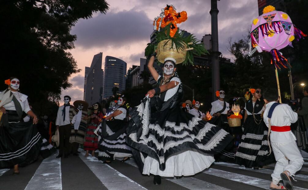 La música y los bailes también forman parte de la procesión. (27/10/2024) Foto: Axel Sánchez/ El Universal