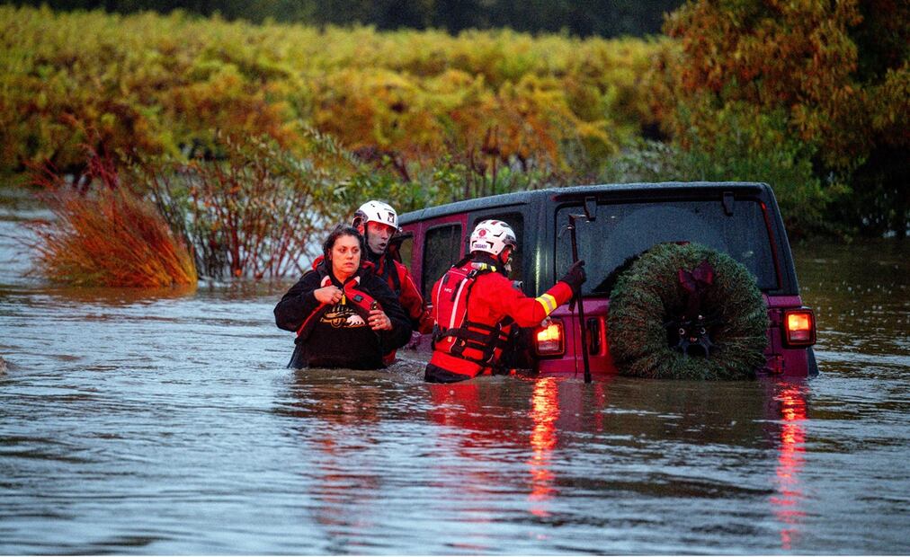 Mientras tanto, en la costa este del país, otra tormenta trajo lluvias muy necesarias a Nueva York y Nueva Jersey, donde incendios forestales inusuales han arreciado en las últimas semanas. Foto: AFP