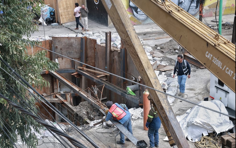 Trabajadores continúan con la reparación del socavón de 10 metros de diámetro y 9 de profundidad que se formó hace casi un mes en la colonia Renovación de la alcaldía Iztapalapa, Ciudad de México, el 6 de octubre de 2025. Foto: Fernanda Rojas/EL UNIVERSAL