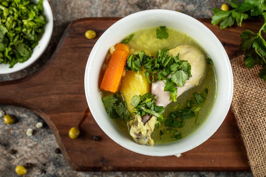 El caldo de pollo ayuda a reducir la inflamación y alivia la congestión nasal. Foto: Freepik