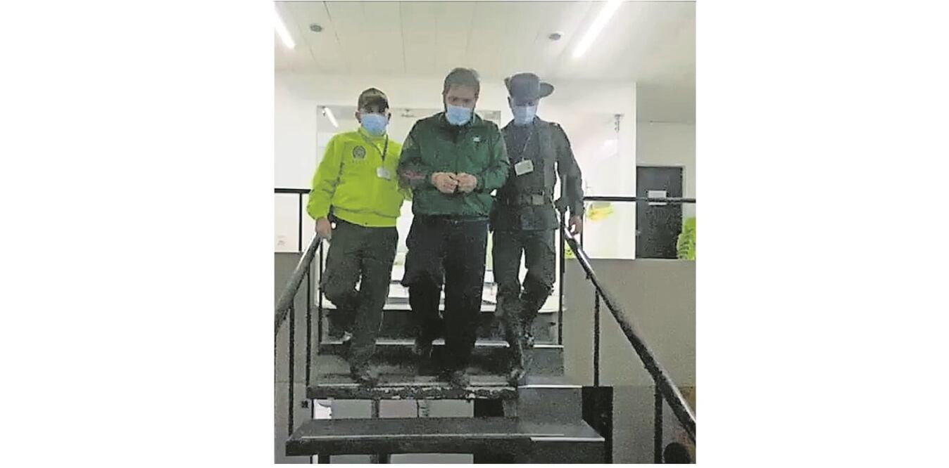 El mexicano Brian Donaciano Olguín, alias Pitt, escoltado por policías colombianos tras su captura, el 6 de abril en Cali. Foto:  POLICÍA NACIONAL DE COLOMBIA