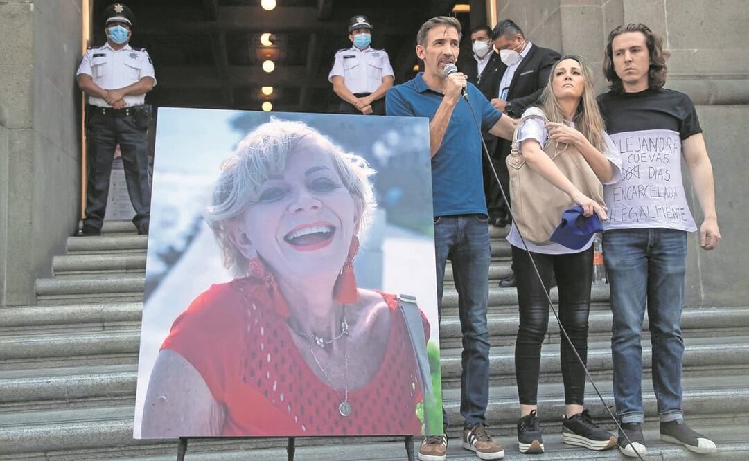 Los hijos de Alejandra Cuevas se pronunciaron sobre el encarcelamiento de su madre a la entrada de la Suprema Corte de Justicia, el pasado 14 de marzo. Foto: ARCHIVO EFE