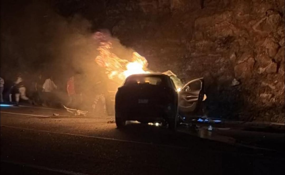 Choque en autopista San Cristóbal-Chiapa deja un muerto y dos heridos; un vehículo se incendia.
Foto: Especial.