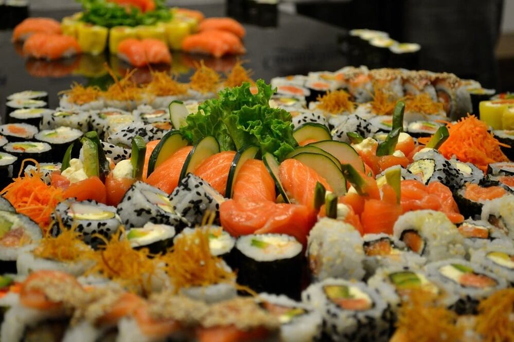 Puedes escoger desde charolas de sushi de 68 pesos / Foto: Pixabay