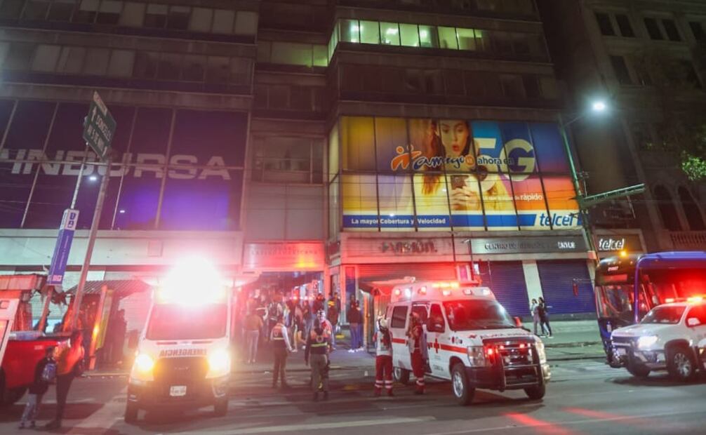 Servicios de emergencia acudieron a la Torre Latinoamericana, en la Ciudad de México, para rescatar a 12 personas que quedaron atrapadas en un elevador, el 30 de mayo de 2025. Foto: Francisco Rodríguez/EL UNIVERSAL