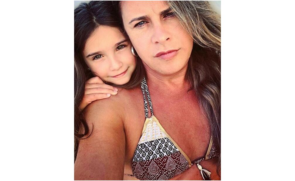 FOTO: Carlos Gascón, ahora es Karla, posa con su hija. Instagram 