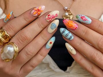 La manicura con diseño marino que te hará brillar en verano