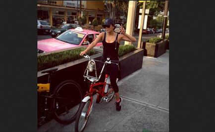 Eva Longoria pasea en bicicleta por el DF