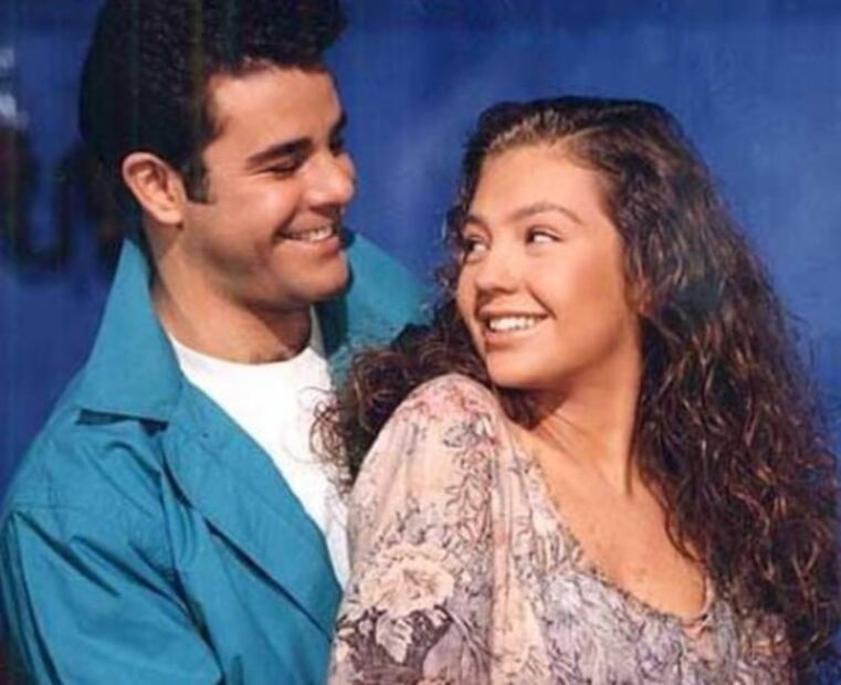 A sus 50, Thalía luce sus curvas en traje de baño y revive a Marimar