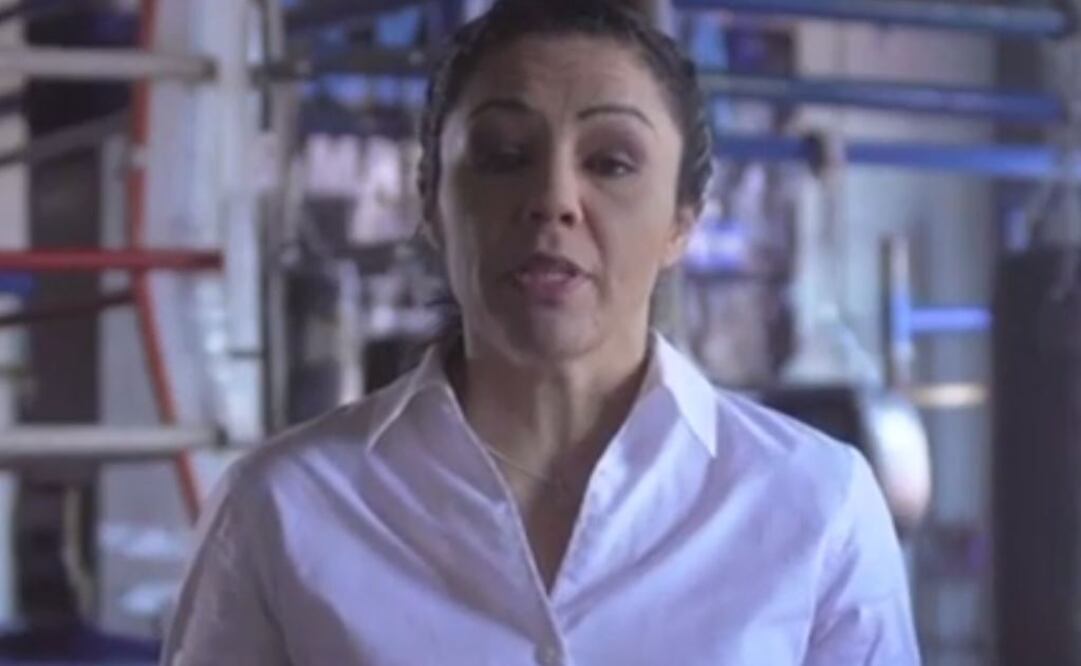 La ex boxeadora critica al PRI en el spot. 