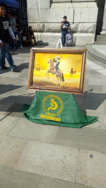 Campesinos regresan a Bellas Artes a protestar contra pintura de Zapata gay