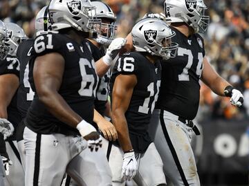 Raiders se sobreponen al escándalo Brown y vencen a Broncos