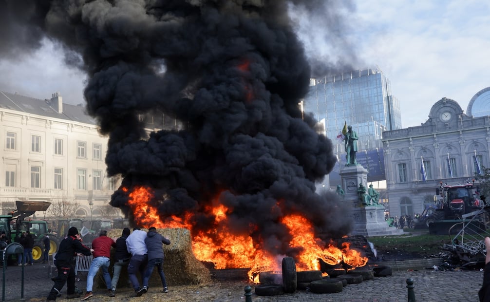 Los agricultores hacen una fogata durante una protesta en Bruselas, Bélgica, el 18 de diciembre de 2025. Miles de agricultores de toda Europa protestaron en Bruselas, llevando tractores cerca de las instituciones de la UE para denunciar las políticas agrícolas y comerciales de la UE, en particular el acuerdo UE-Mercosur, las reformas de la PAC y las crecientes presiones regulatorias y financieras, durante una cumbre de líderes de la UE. Foto: EFE