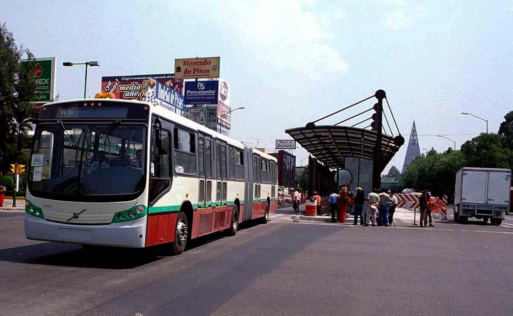 Prueba del Sistema del Metrobús el 14 de junio del 2005 en Avenida Insurgentes de la Ciudad de México. Foto: Pablo Campos. Archivo EL UNIVERSAL.