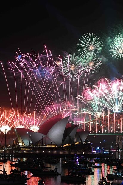 Fuegos Artificiales en la Opera House de Sidney, durante la celebración de Año Nuevo. FOTO: SAEED KHAN. AFP