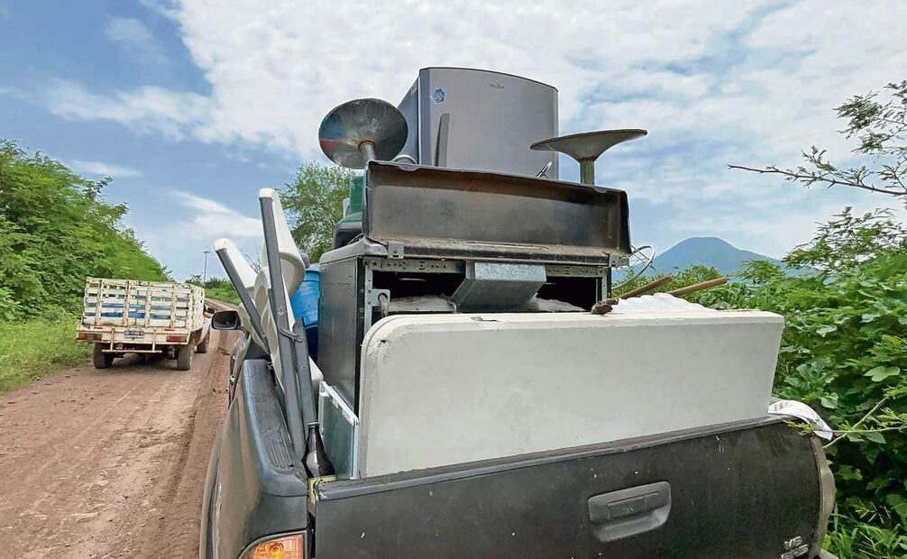 Lourdes Quintana y su familia salieron de El Guayabo, con ellos se llevaron las pocas pertenencias que pudieron rescatar de su casa y de su negocio. Foto: Carlos Arrieta / EL UNIVERSAL
