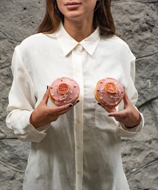 Comida y bebida para apoyar la causa de octubre rosa 