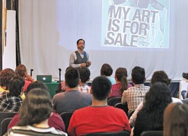 Mercadólogo enseña a autores cómo vivir del arte