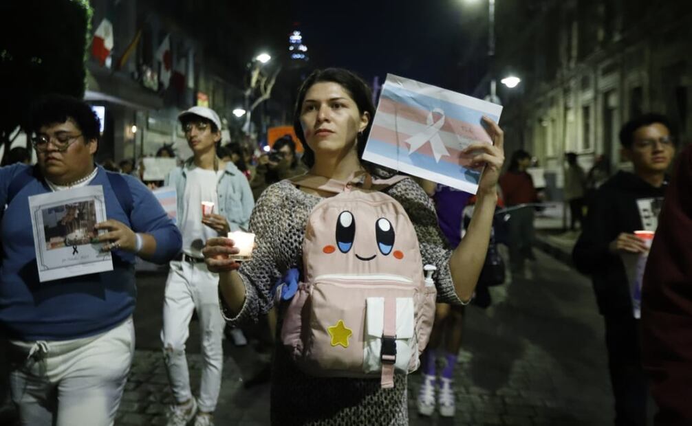 Los asistentes prendieron veladoras y lanzaron consignas. Foto: Fernanda Rojas / EL UNIVERSAL