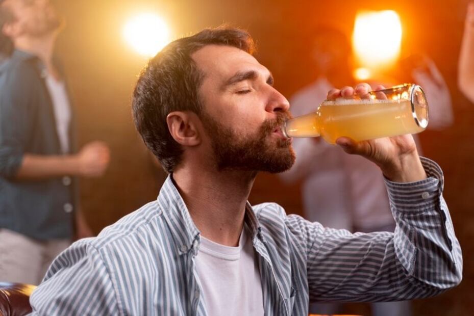Una cerveza para calmar el estrés. Fuente: Freepik