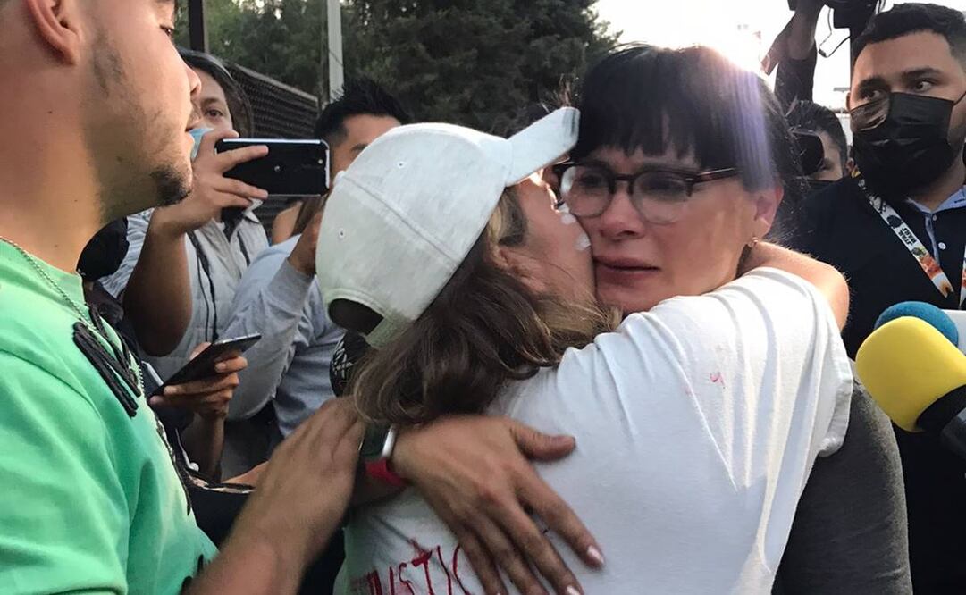 La madre de Hugo fue notificada en el plantón que mantiene en Periférico Norte / Foto: Rebeca Jiménez. EL UNIVERSAL