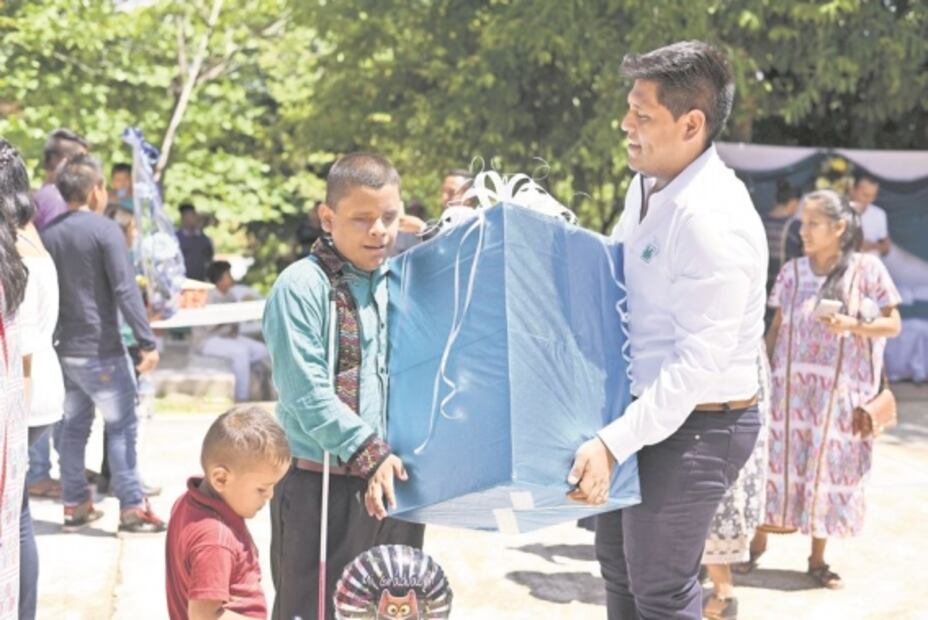 Frank, el maestro que no se fue hasta que enseñó a leer y escribir en Braille