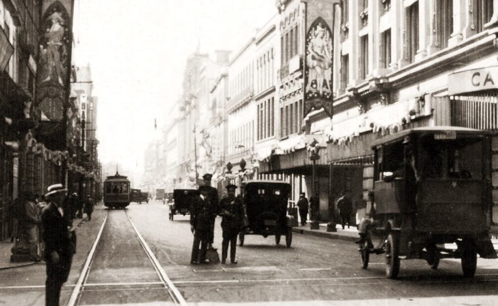 Fotografía de policías de tráfico que controlan el tránsito frente a la famosa Casa Boker, en la esquina de Isabel la Católica y 16 de septiembre en pleno centro histórico de la capital. Colección Carlos Villasana.