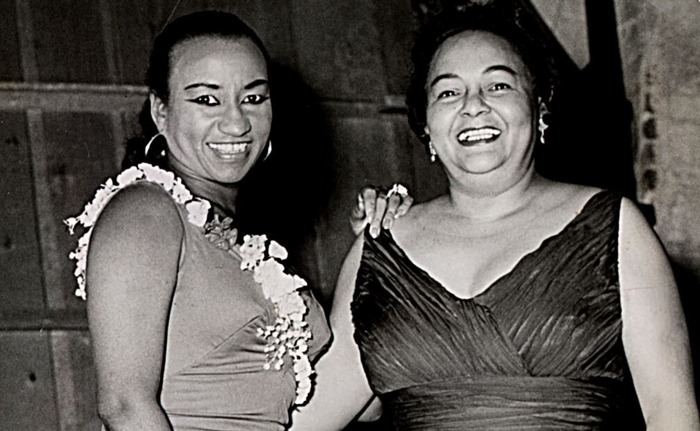 La fama y popularidad que fue adquiriendo en México hizo de Celia Cruz una invitada muy recurrente junto con otras estrellas de la música nacional, en esta foto podemos apreciar a la cantante cubana con Toña la Negra en un festival de música. Foto: Archivo El Universal.