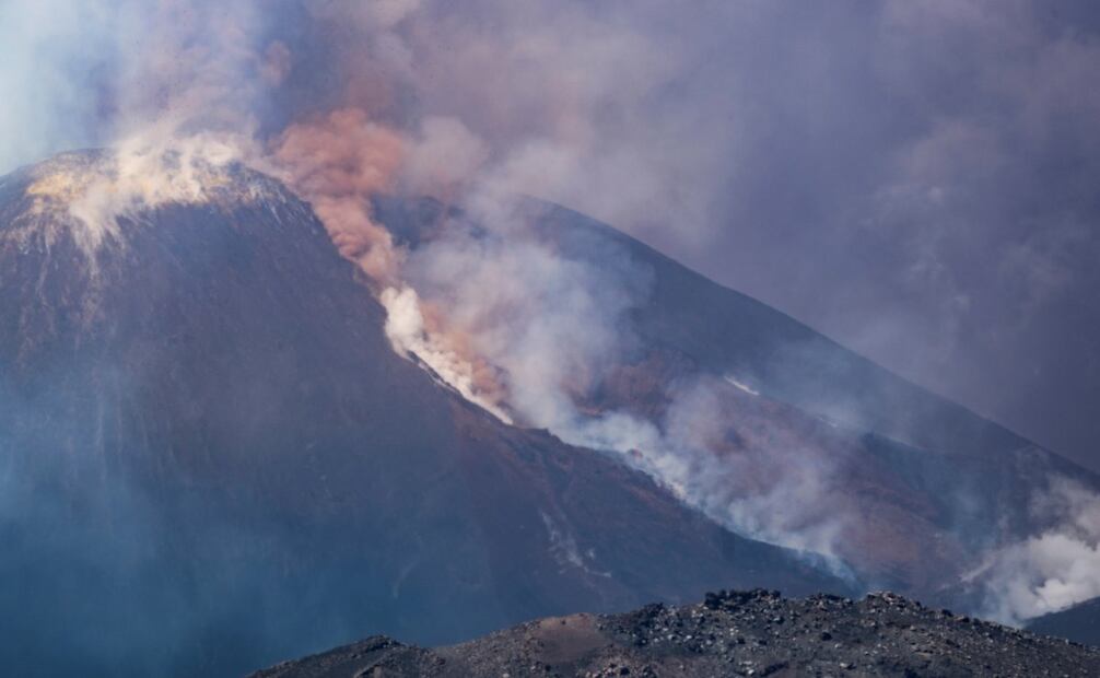 Columnas de humo del volcán Etna, Italia, lunes 2 de junio de 2025. Foto: AP