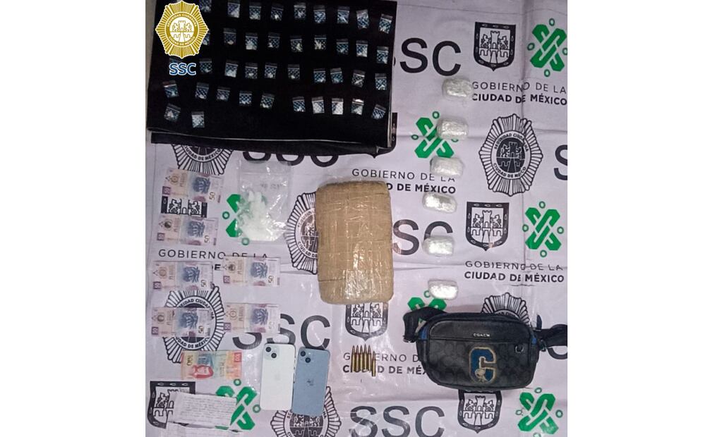 Les encontraron 42 bolsas con cocaína, seis envoltorios de papel aluminio con marihuana, un paquete con aproximadamente un kilogramo de la misma hierba, teléfonos celulares, seis cartuchos útiles, dinero en efectivo y el vehículo.
Foto: Especial.