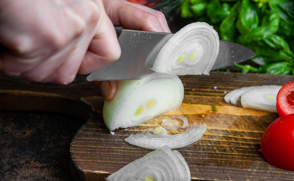 La cáscara de la cebolla es fuente de nutrientes. Foto: Freepik
