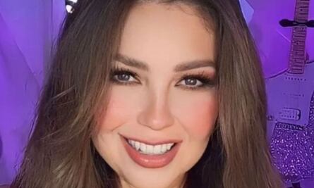 Thalia tiene los tenis urbanos más chic de la temporada y son de su propia colección